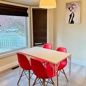  Guest house Gorgeous House&30 Second Bus Station Close C-train& Free Parking